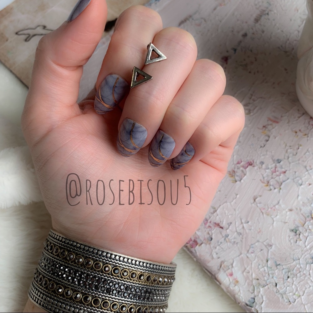 💋🆕Open Triangle Silver Stud Earrings - Picture 3 of 7